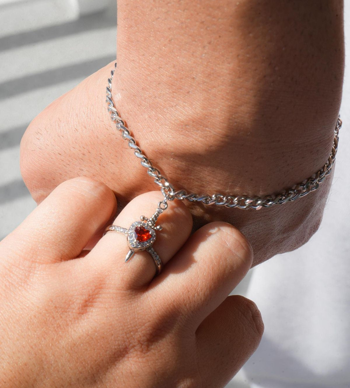 1 anillo AJUSTABLE de corazon y 1 brazalete de espada 😱🔥 EN CAJA DE REGALO PREMIUM😱🔥 C8