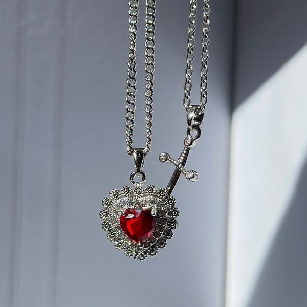 1 Collar de Corazón y 1 collar de Espada 😱🔥 EN CAJA DE REGALO PREMIUM😱🔥